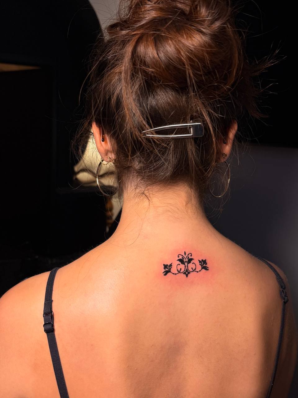 Ornamentální barokní tetování na zádech / Ornamental baroque tattoo on upper back